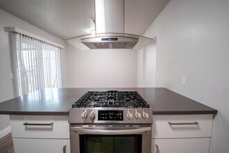 1124 N Mooney Blvd in Visalia, CA - Building Photo - Building Photo