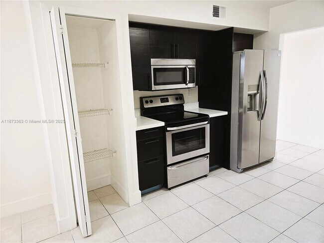 8517 NW 7th St in Miami, FL - Building Photo - Building Photo