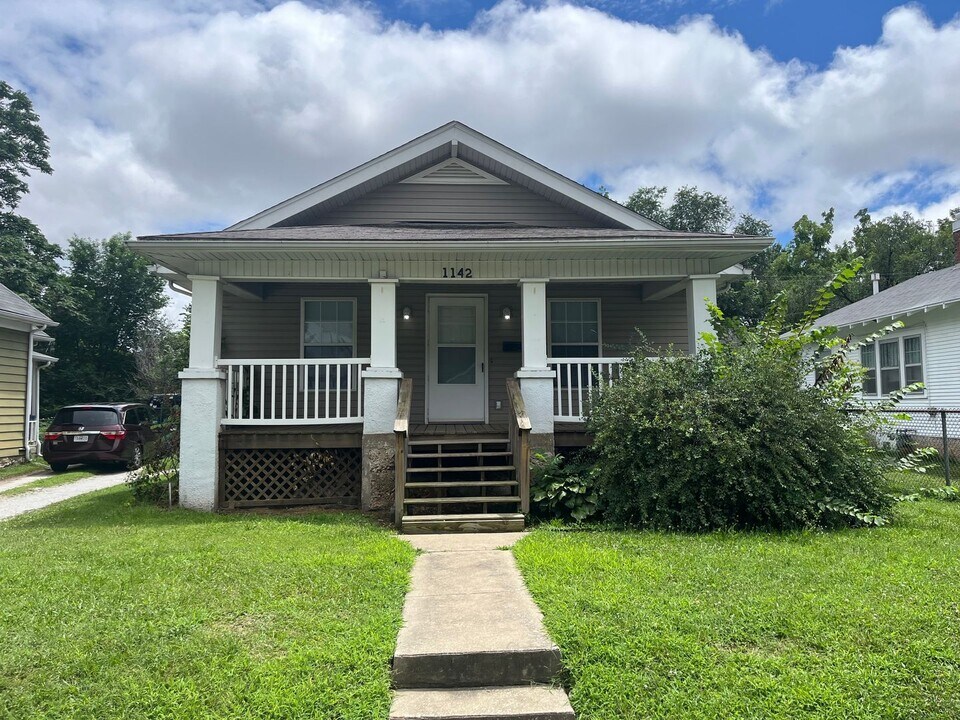 1142 W Lynn St in Springfield, MO - Building Photo