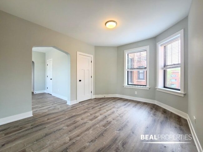 property at 4413 N Wolcott Ave