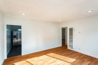 10910 Avalon Blvd in Los Angeles, CA - Building Photo - Interior Photo