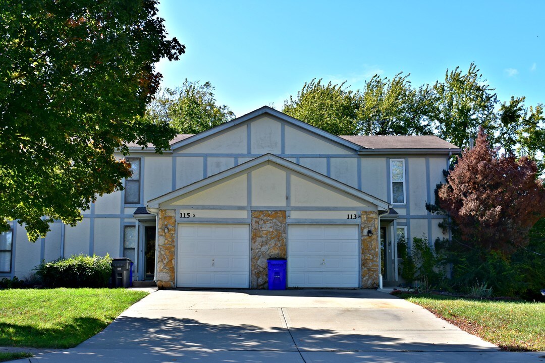 111-117 N Saxony Dr in Olathe, KS - Building Photo