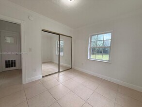 9 Miami Gardens Rd in West Park, FL - Building Photo - Building Photo