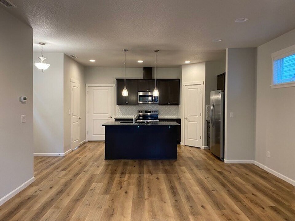 5608 NE 59th Way in Vancouver, WA - Foto de edificio