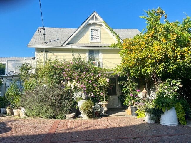 property at 822 E Kensington Rd