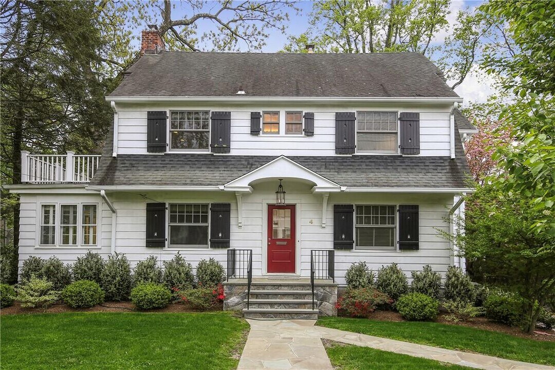 4 Sage Terrace in Scarsdale, NY - Building Photo