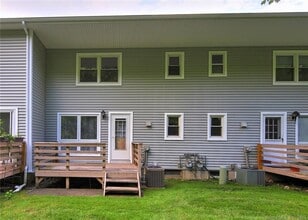 33 Carriage Path N in Milford, CT - Building Photo - Building Photo