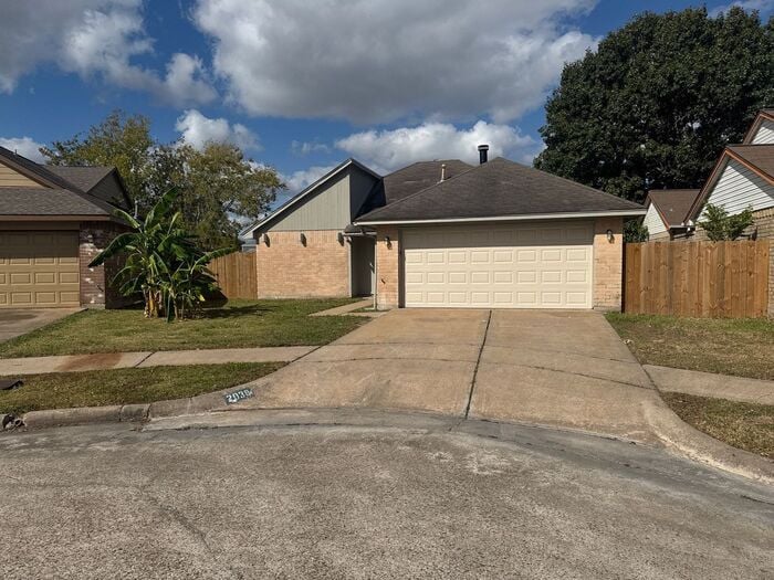 2038 Woodland Hills Dr in Missouri City, TX - Building Photo