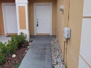 570 Princess Dr in Margate, FL - Foto de edificio - Building Photo
