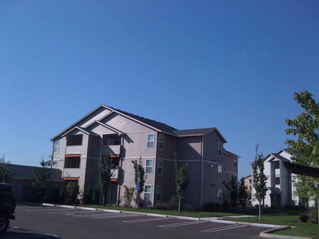 Cascade Meadow in Woodburn, OR - Building Photo - Building Photo