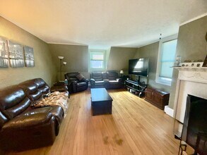 81 Church St, Unit 3 in Newton, MA - Foto de edificio - Building Photo