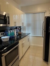 8200 NW 10th St in Miami, FL - Building Photo - Building Photo