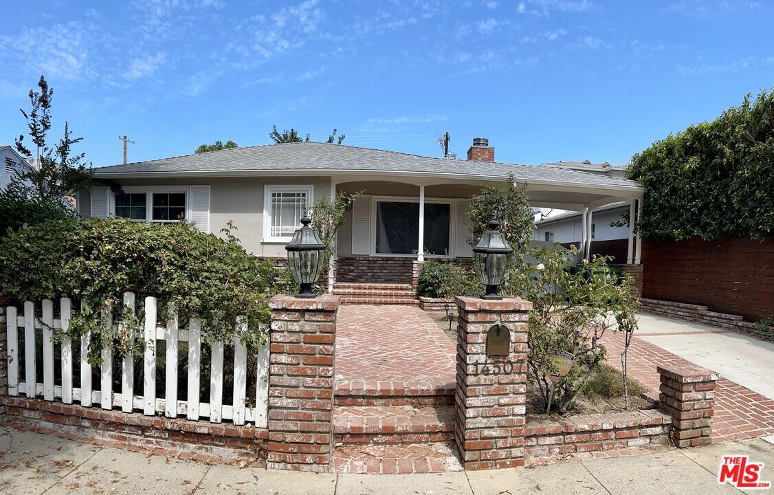 14507 Greenleaf St in Los Angeles, CA - Building Photo