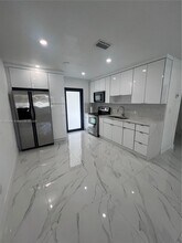 987 SE 1st St in Hialeah, FL - Building Photo - Building Photo
