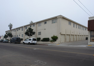 5085 Saratoga Ave in San Diego, CA - Building Photo - Building Photo