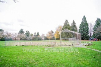 14140 NE Sandy Blvd in Portland, OR - Building Photo - Building Photo