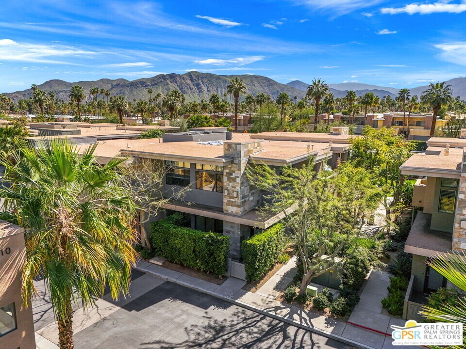 900 E Palm Canyon Dr in Palm Springs, CA - Building Photo