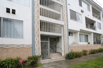 Park Plaza Apartments in Beverly Hills, CA - Building Photo - Building Photo