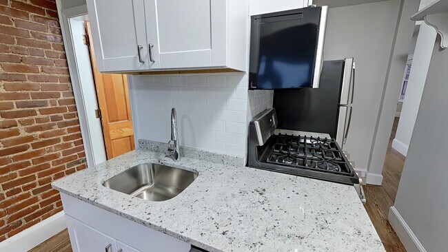 17 Linden St, Unit 3 in Boston, MA - Foto de edificio - Building Photo