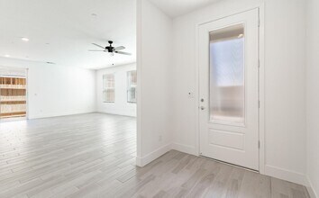 2834 E Tamarind Dr in Fresno, CA - Building Photo - Building Photo