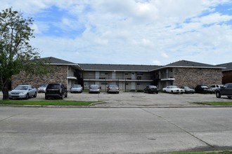 Titian Apartments in Baton Rouge, LA - Building Photo - Building Photo