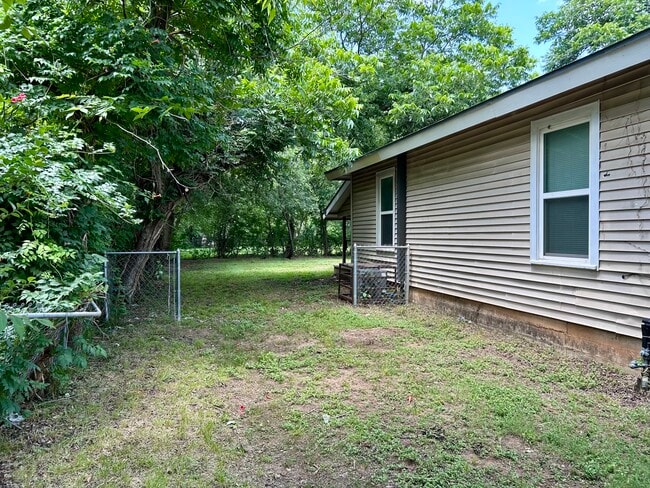 203 Madison St, Unit A in Cleburne, TX - Building Photo - Building Photo
