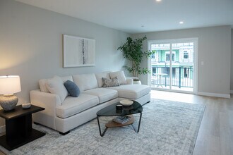 Boulder Way in Manchester, NH - Foto de edificio - Building Photo