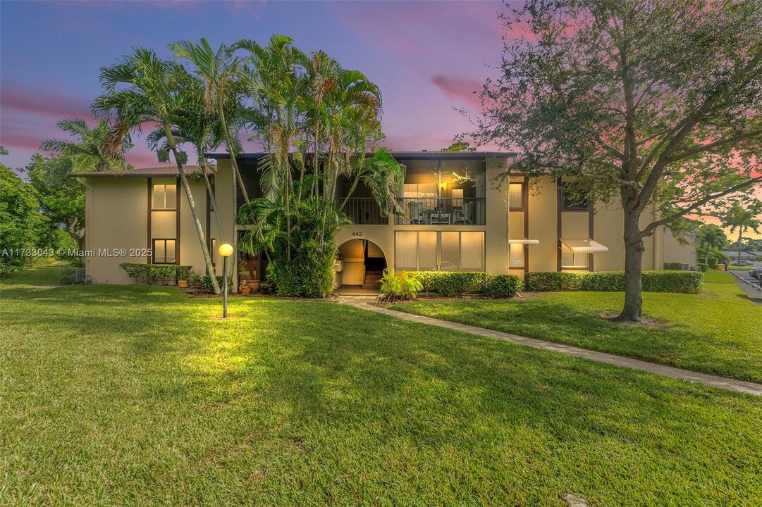 442 Pine Glen Ln in Greenacres, FL - Foto de edificio