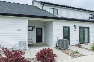 Woodland Edge Townhomes in Ankeny, IA - Building Photo - Building Photo