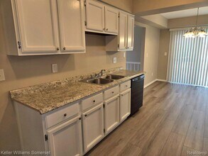 71 Meadow Wood Dr in Rochester Hills, MI - Foto de edificio - Building Photo