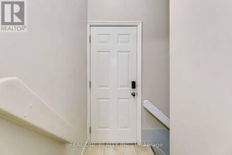 2048 Edinburgh Dr in Burlington, ON - Building Photo - Building Photo