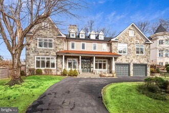 5823 Goldsboro Rd in Bethesda, MD - Foto de edificio - Building Photo