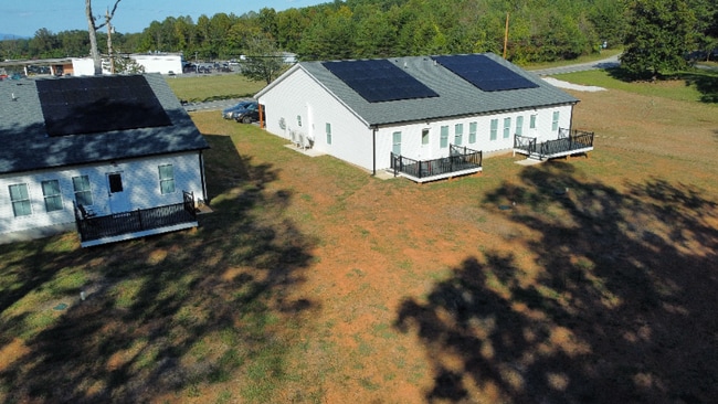 144 N Coolwell Rd in Amherst, VA - Foto de edificio - Building Photo