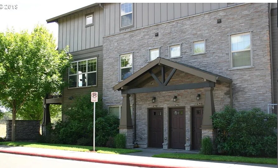 696 NE Adwick Dr in Beaverton, OR - Building Photo