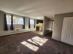 1941 Clinton St in Aurora, CO - Foto de edificio - Building Photo