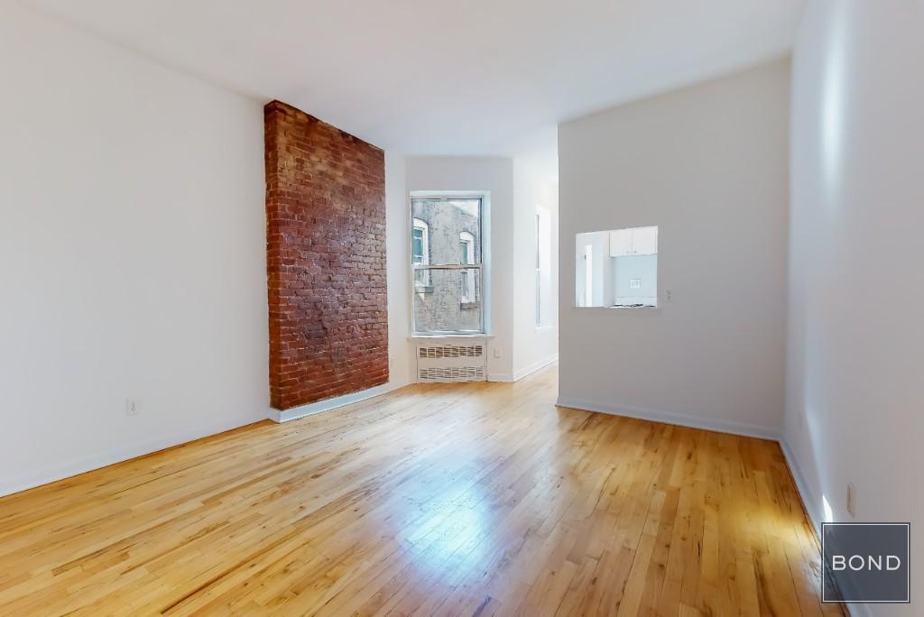 212 E 85th St in New York, NY - Building Photo