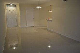 216 Lake Pointe Dr in Oakland Park, FL - Building Photo - Building Photo