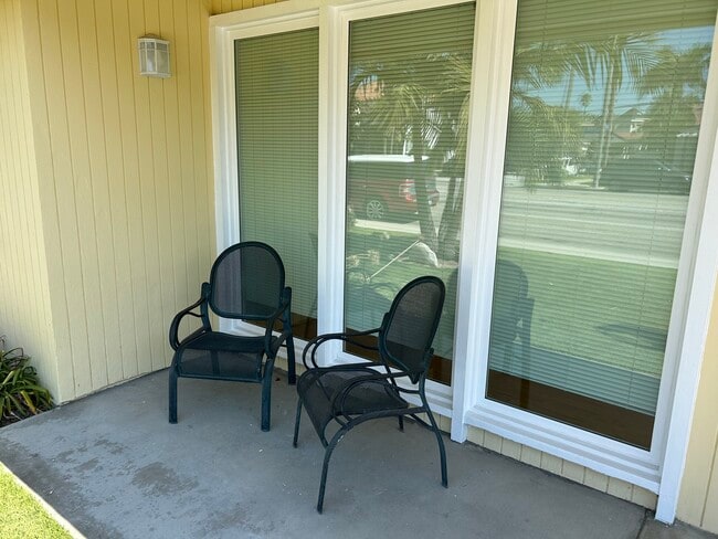 5393 E Appian Way in Long Beach, CA - Foto de edificio - Building Photo