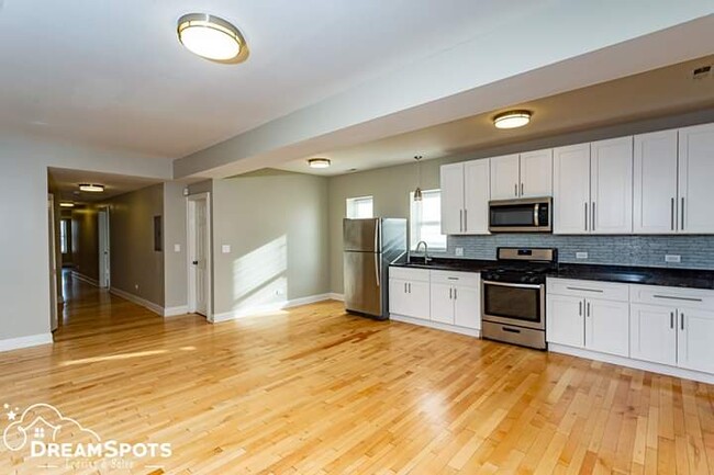 7242 S Wentworth Ave in Chicago, IL - Building Photo - Interior Photo