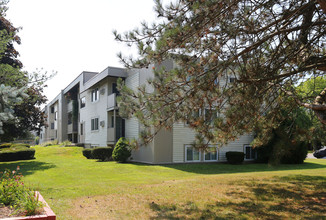 Cedarwood Apartments in Baldwinsville, NY - Foto de edificio - Building Photo