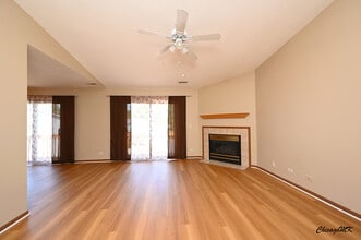 340 Woodridge Cir in South Elgin, IL - Building Photo - Building Photo