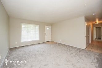 25120 Sandhurst Rd in Bedford Heights, OH - Building Photo - Building Photo