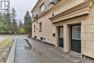 1303 Bayview Ave in Toronto, ON - Building Photo - Building Photo