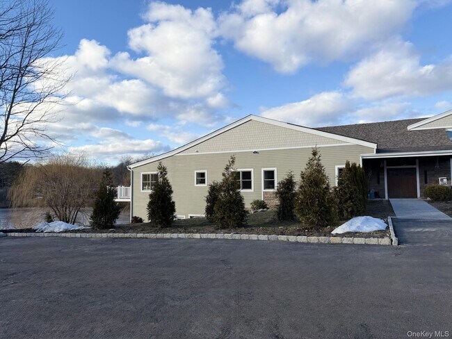 905 Oakridge Cmns in South Salem, NY - Building Photo - Building Photo