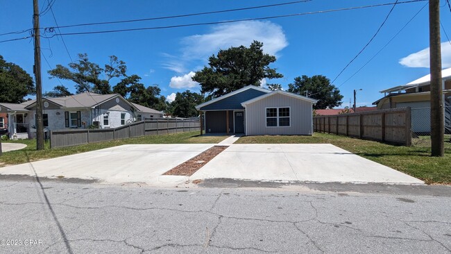 1104 Friendship Ave in Panama City, FL - Foto de edificio - Building Photo