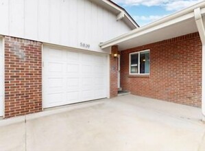 5839 Newcombe Ct in Arvada, CO - Foto de edificio - Building Photo