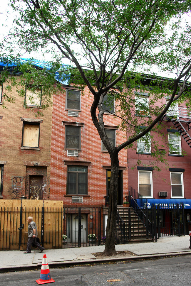 419-421 W 50th St in New York, NY - Building Photo - Building Photo