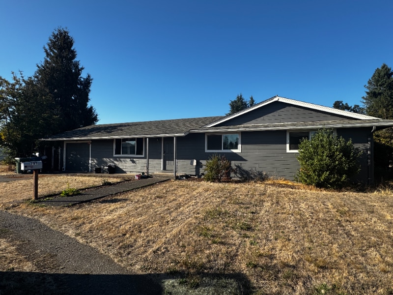 795 E Robidoux St in Stayton, OR - Building Photo