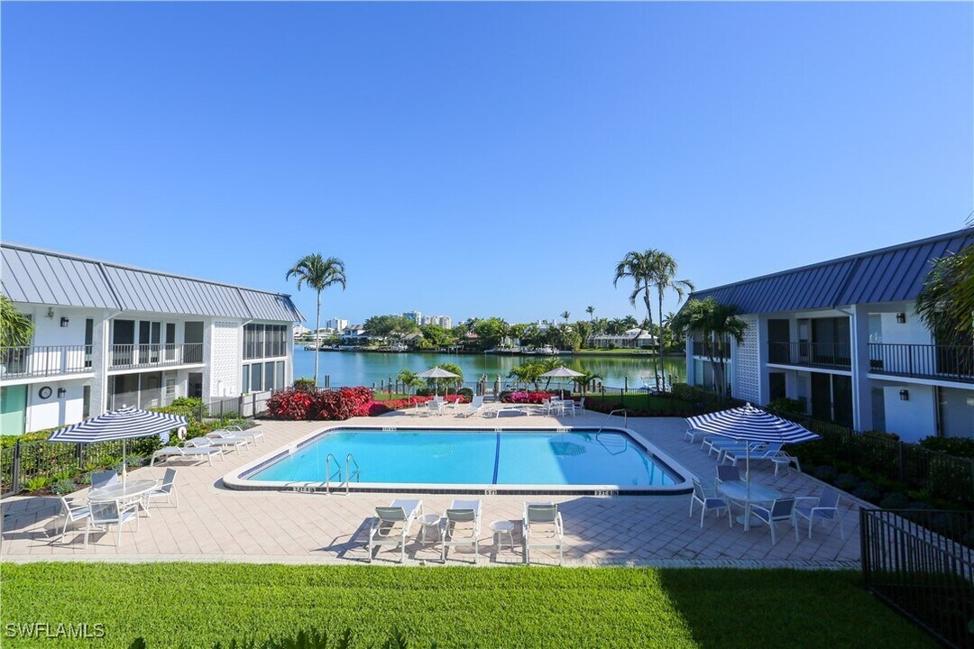 333 Harbour Dr in Naples, FL - Building Photo