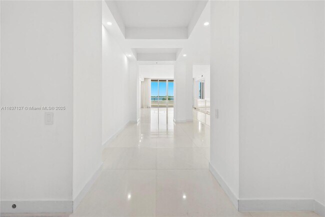 808 Brickell Key Dr in Miami, FL - Building Photo - Building Photo